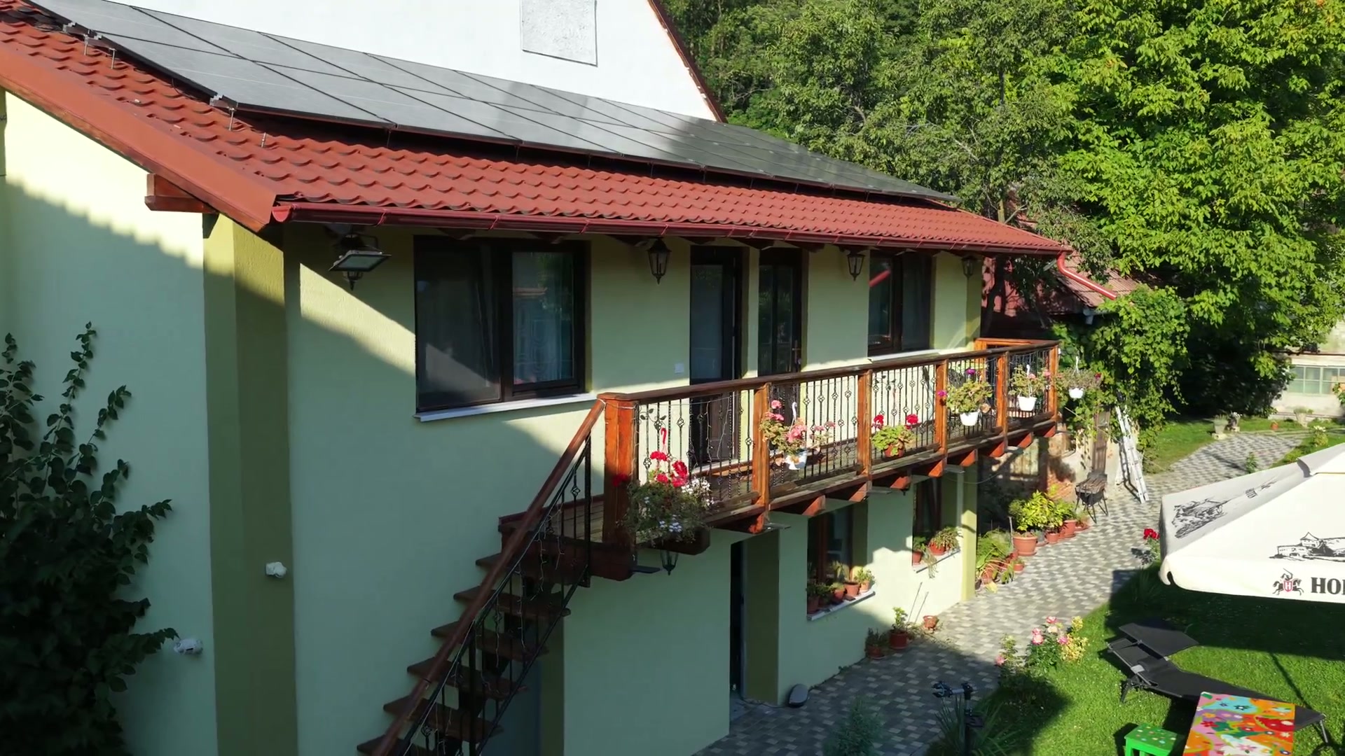 Cele două camere matrimoniale, cu balconul comun de lemn și scara de acces