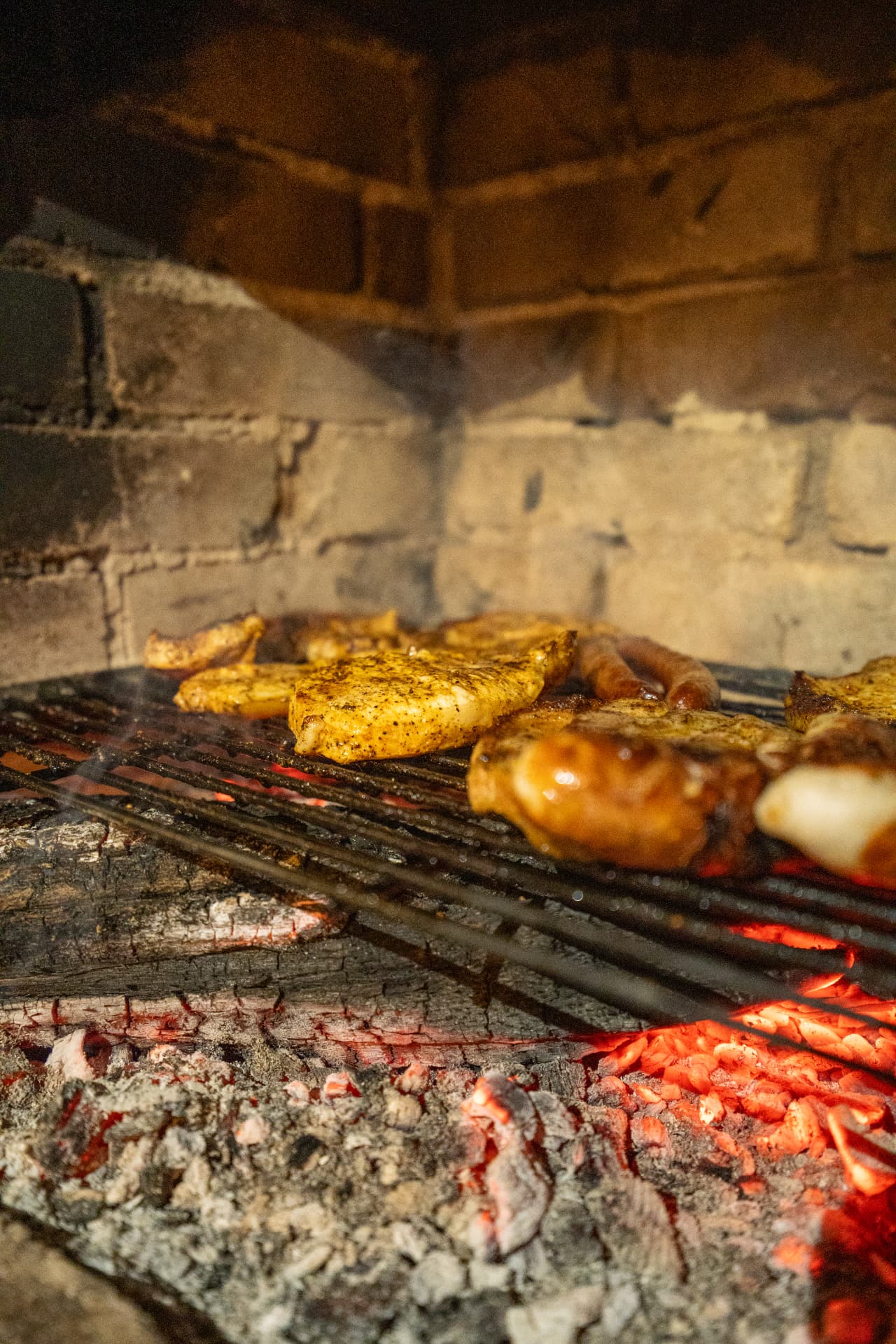 Carne la grătar pe jarul din cuptorul de cărămidă din curte