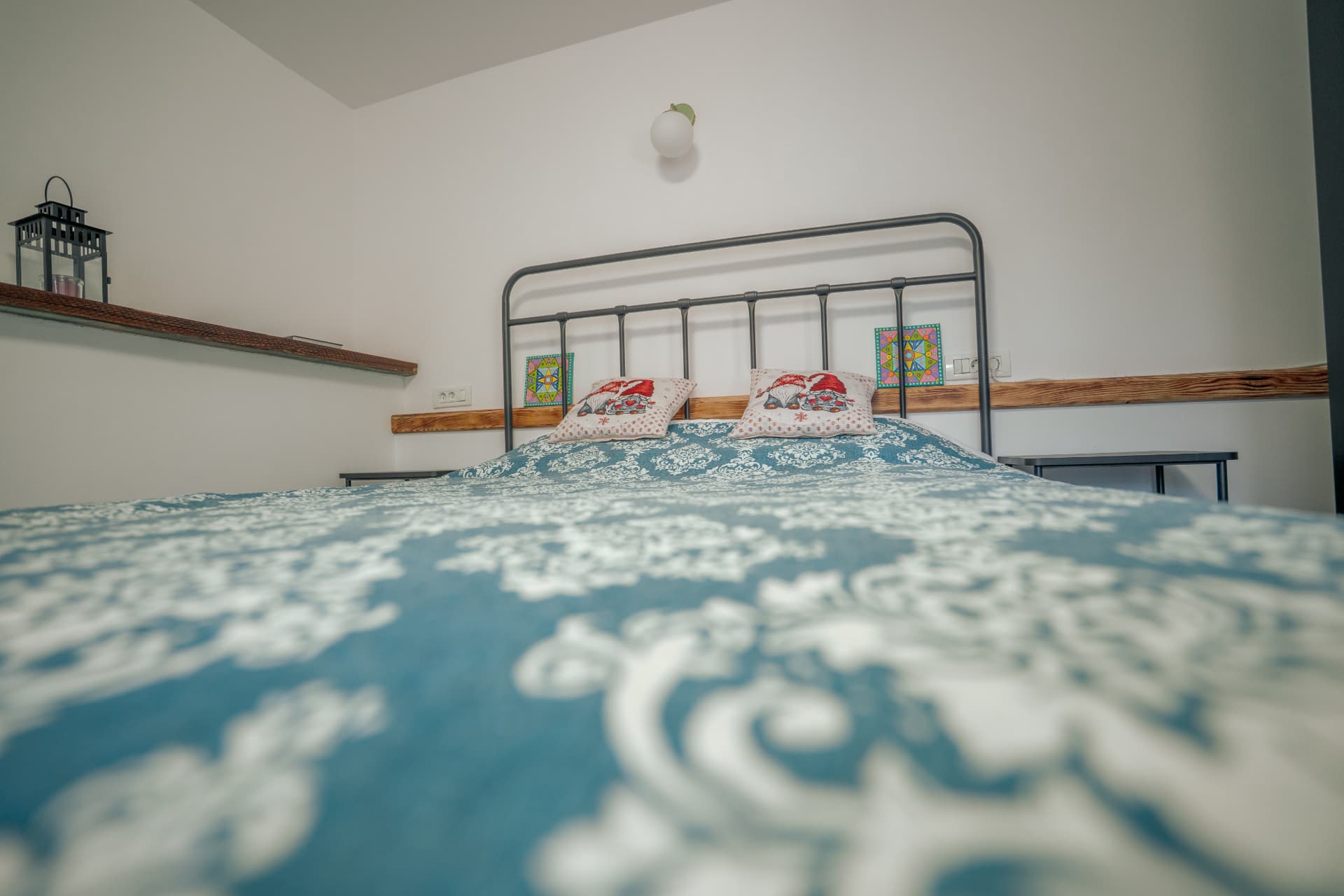 Detaliu al cuverturii albastre și al pernelor decorative